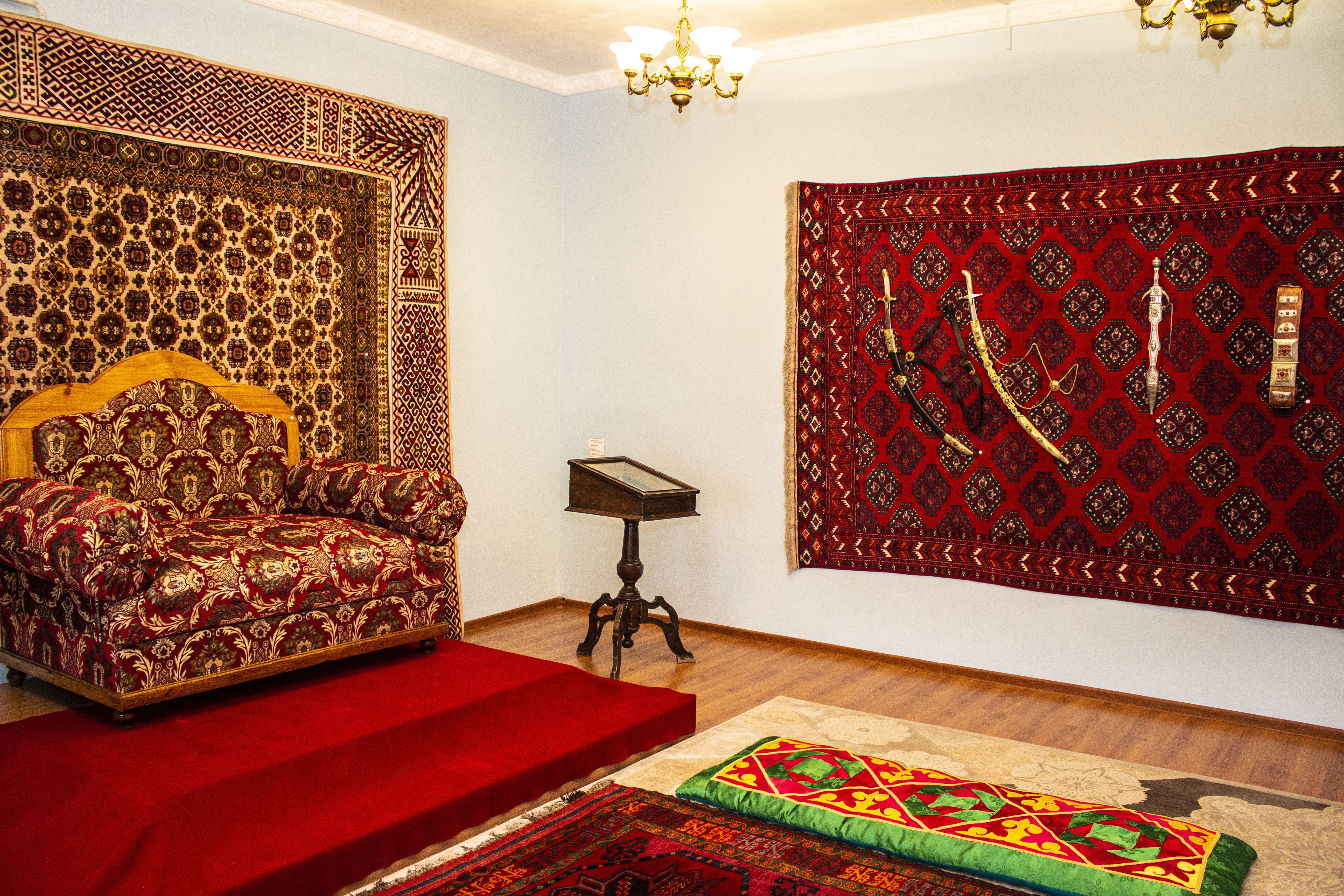 Жалаңаш қыздар және күлкілі